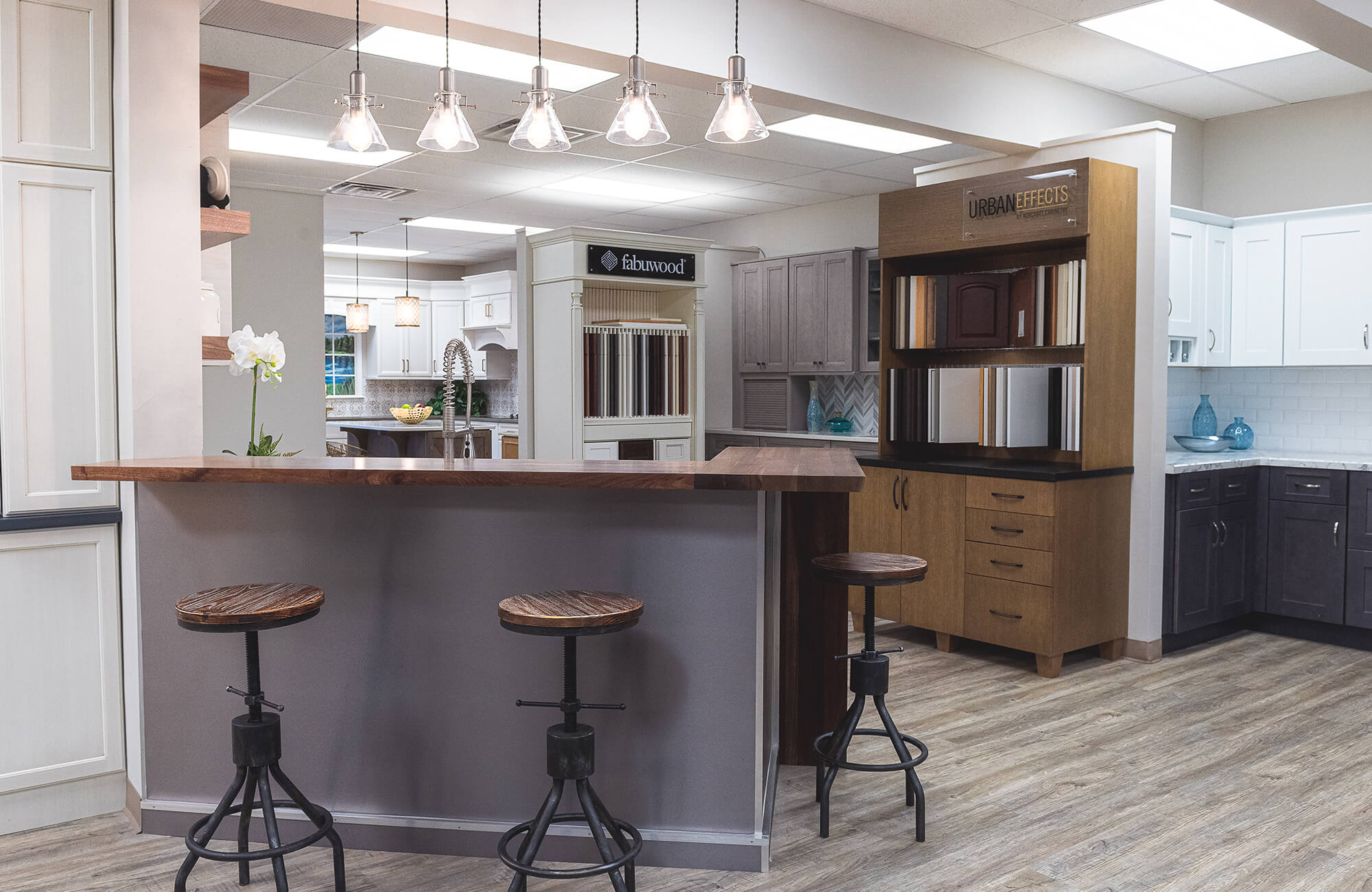 Woodgrain showroom kitchen with multipul wood options